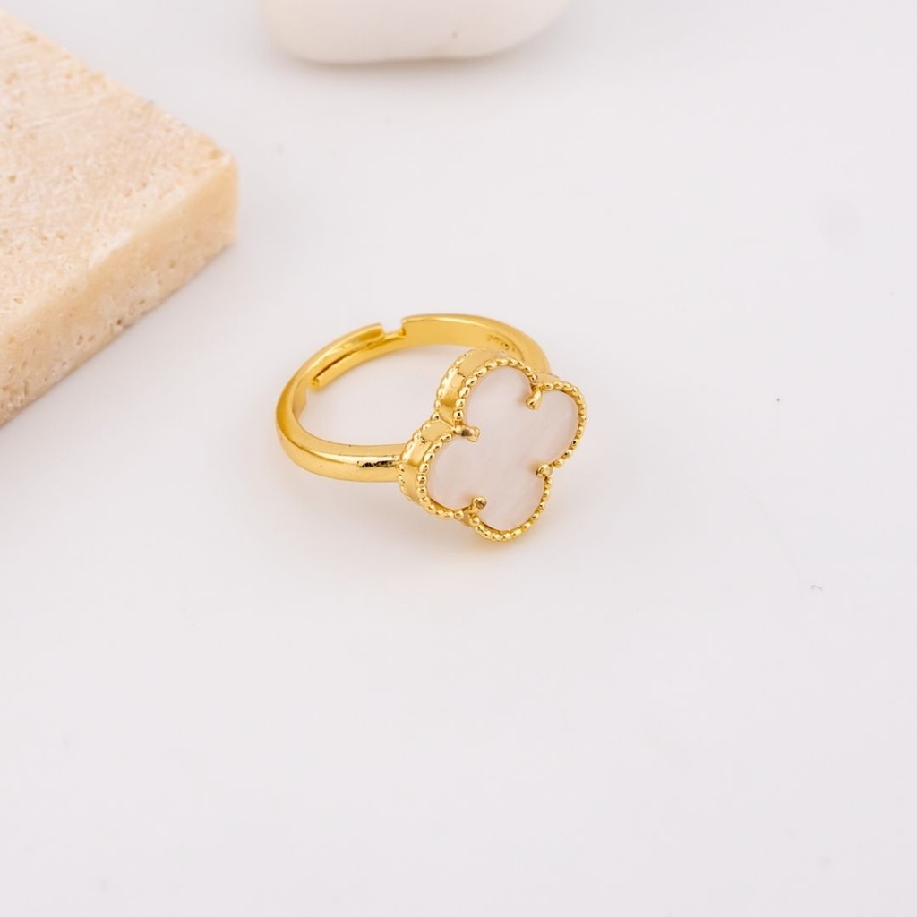 Anillo ajustable en forma de trebol con concha nacar baño 18k