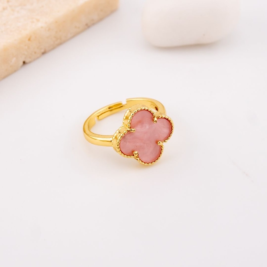 Anillo ajustable en forma de trebol con concha nacar baño 18k