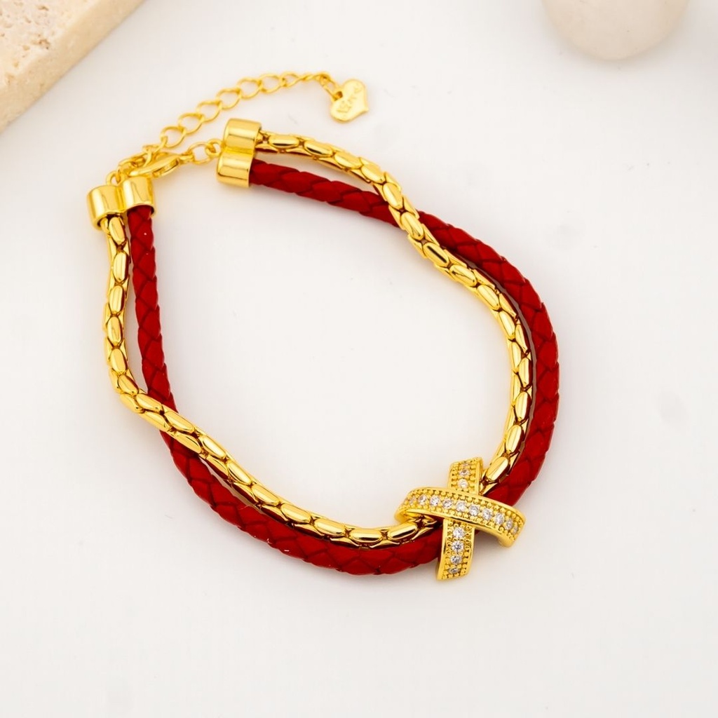 Pulsera doble layer con cuero trenzado rojo baño 18k