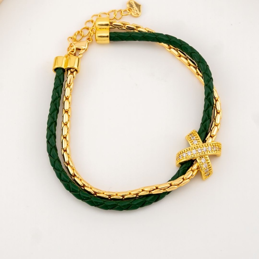 Pulsera doble layer con cuero trenzado verde baño 18k