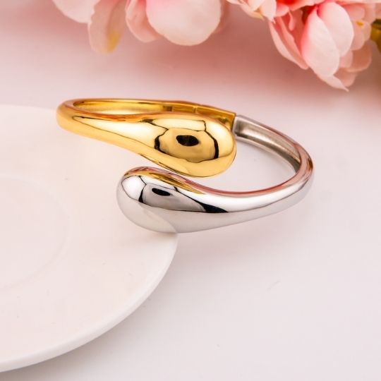 Brazalete solido doble tono baño 18k