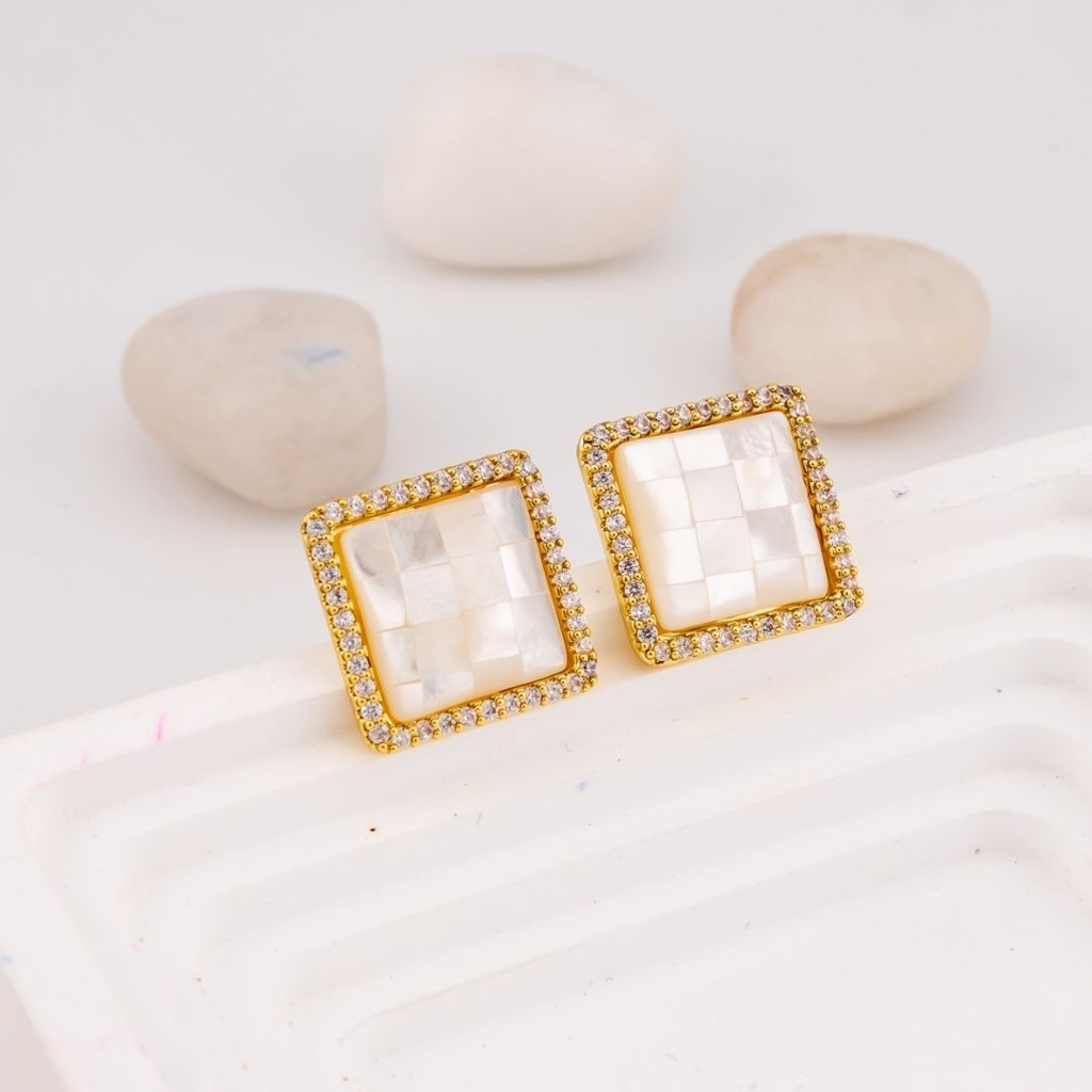 Aretes studs cuadrados con madre perla, zirconias con baño 18k