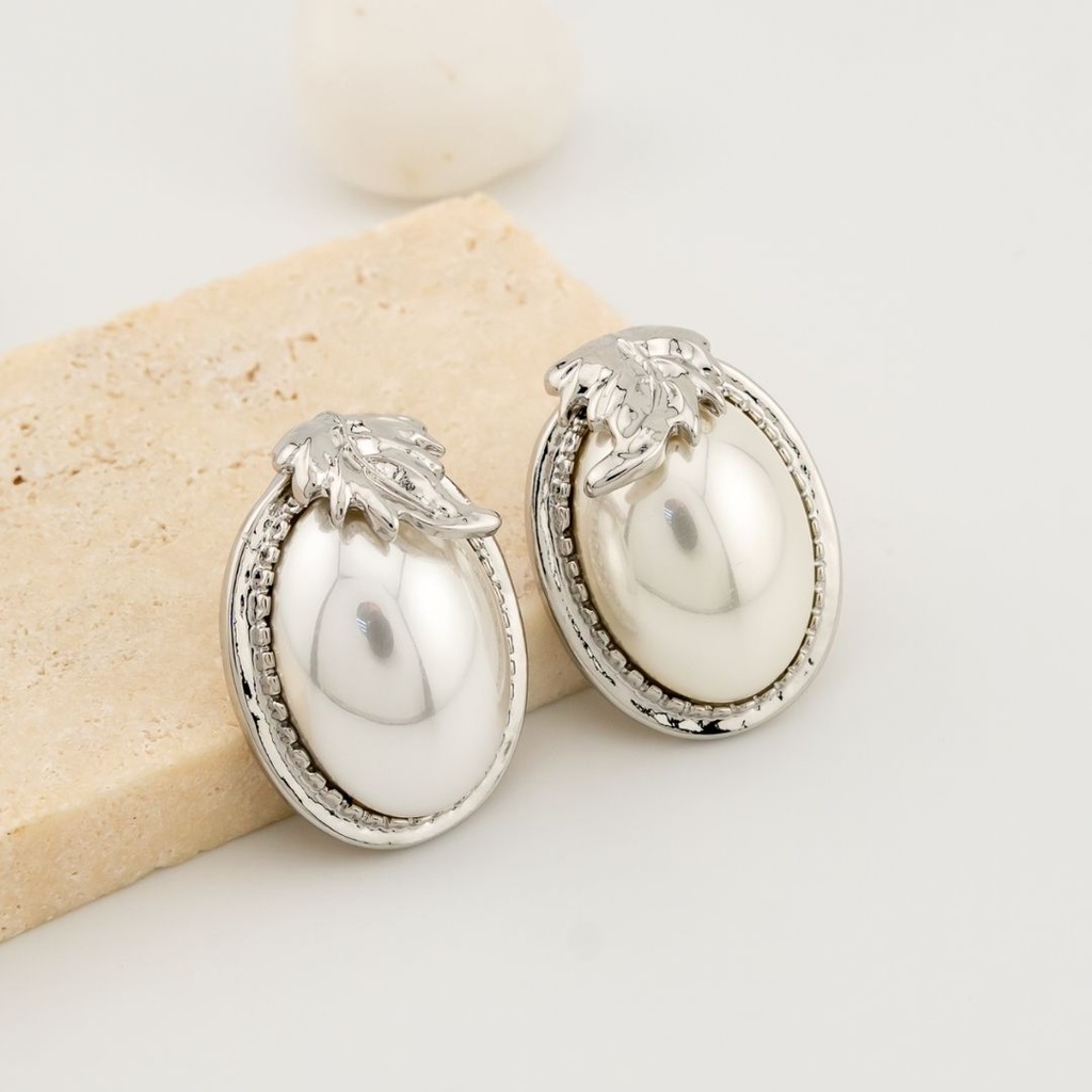 Aretes stud con perla con hoja baño 18k pin de plata