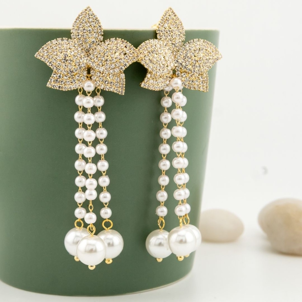 Aretes colgantes de flor con zirconias y perlas baño 18k 