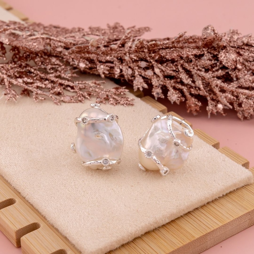 Aretes stud de perla barroca baño 18k