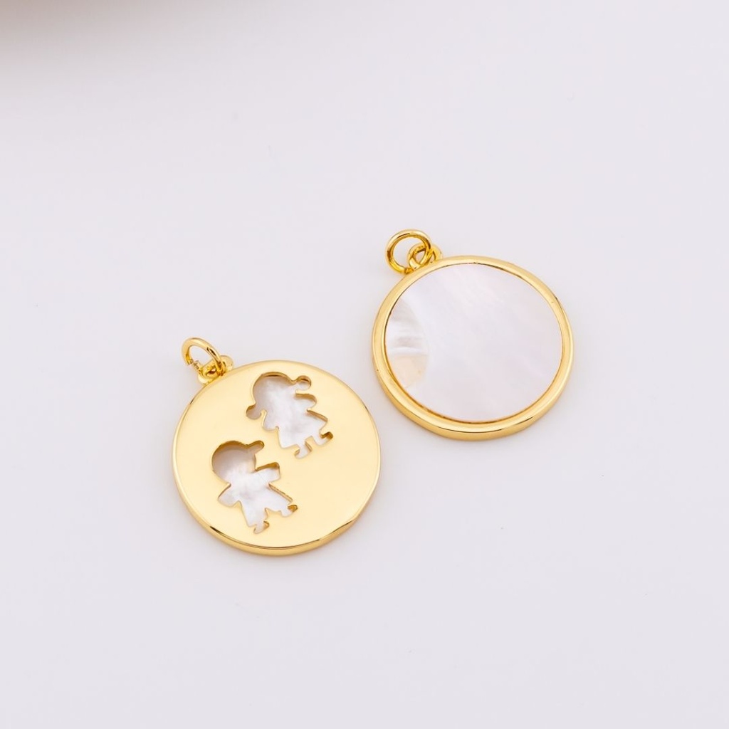 Dije niño y niña en madre perla baño 18k