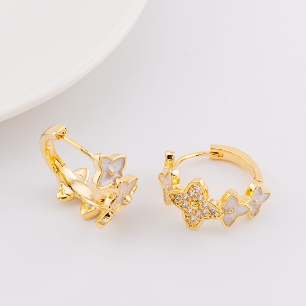 Aretes trebol con zirconias y enamel blanco baño 18k