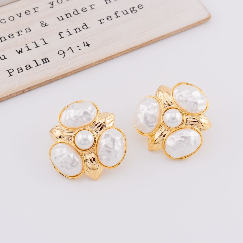 Arete en foma de flor dorado con perlas y baño de 18k
