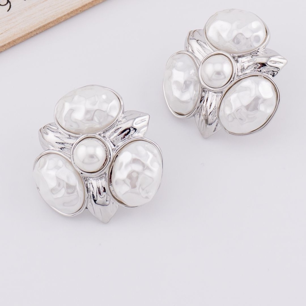Arete en foma de flor plateado con perlas y baño de 18k
