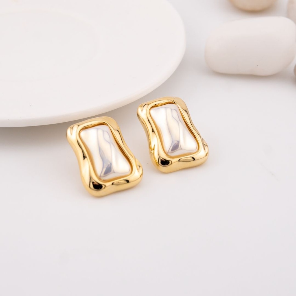 Aretes  stud con perla baño 18k pin de plata