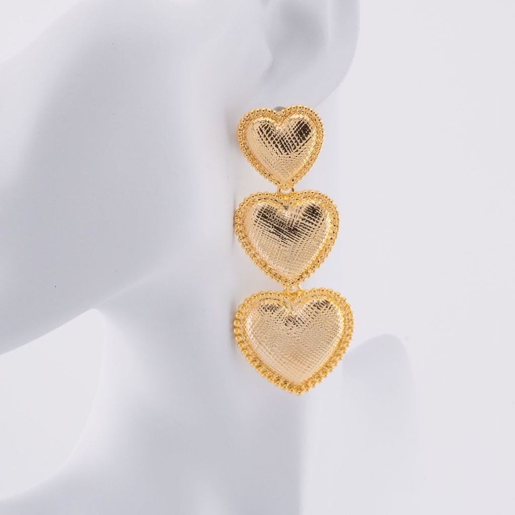 Aretes Chunky colgantes tres corazones baño 18k dorado