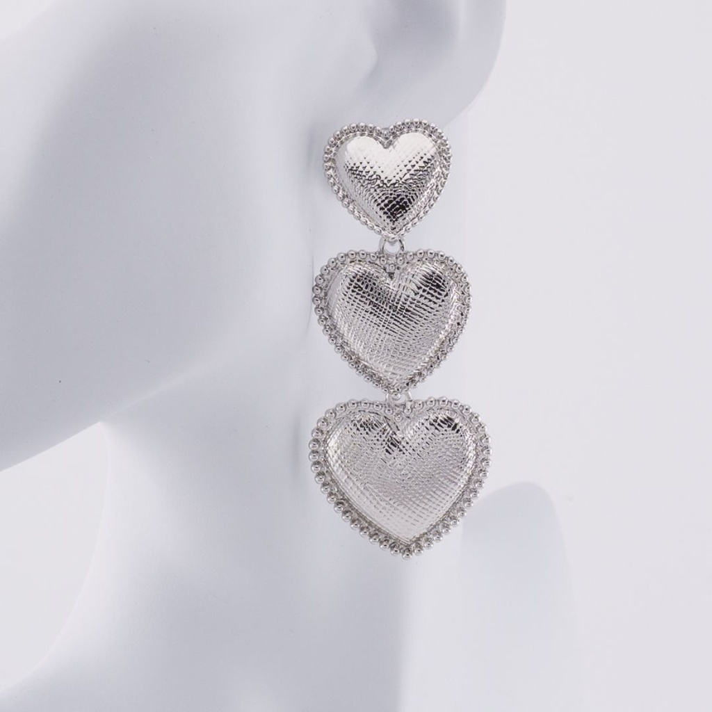 Aretes Chunky colgantes tres corazones baño 18k plateado