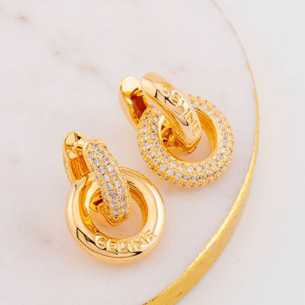 Aretes asimetricos argollas con zirconias baño 18k