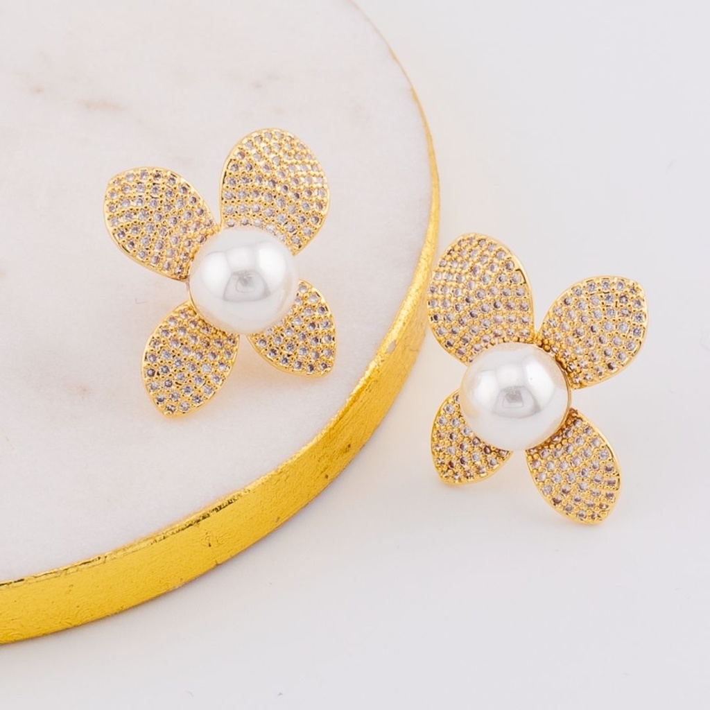 Aretes en forma de flor con zirconias y perlas baño 18k, dorado