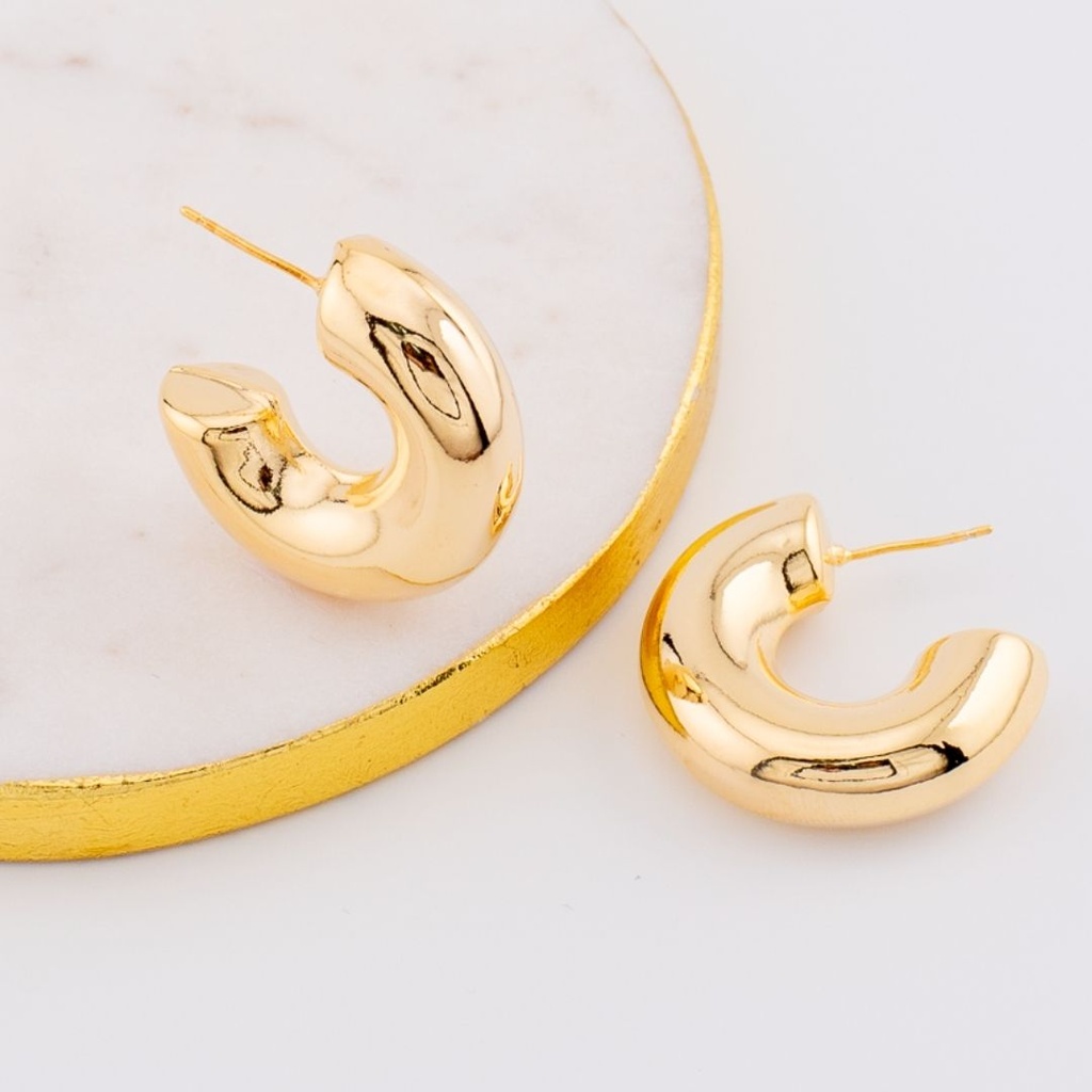 Aretes C Hoops solidos baño 18k dorados