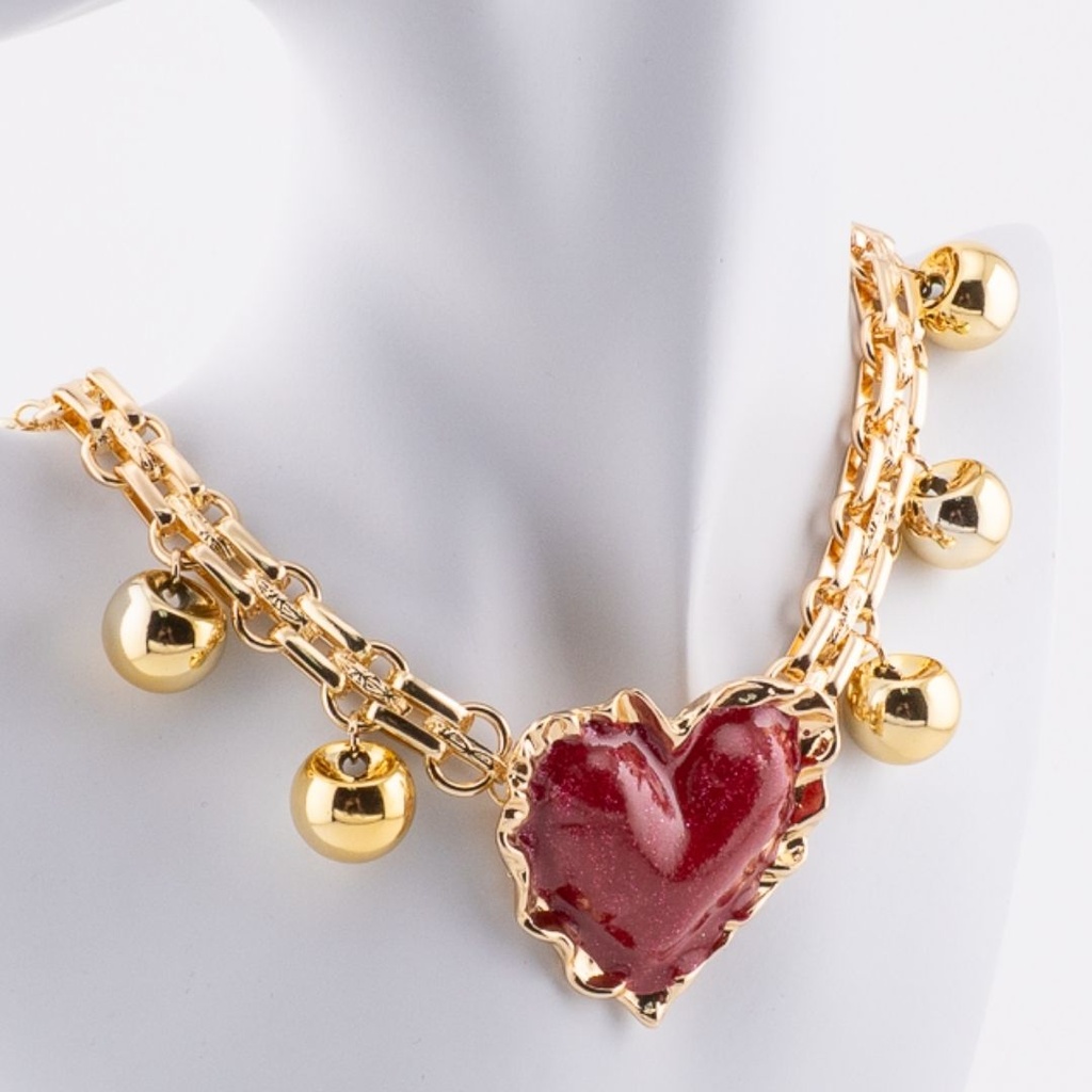 Collar chunky con dije de corazon rojo y colgantes de bolitas, baño 18k