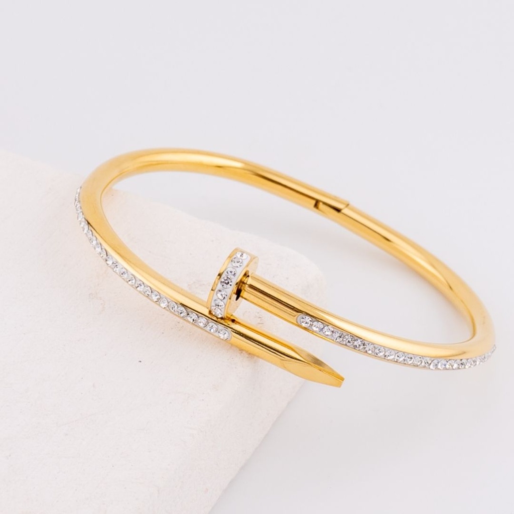 Pulsera estilo brazalete en forma de clavo con zirconias baño 18k