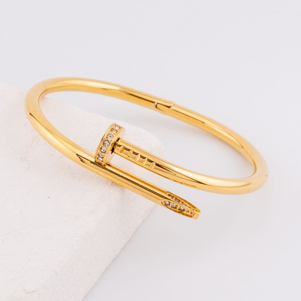 Pulsera estilo brazalete en forma de clavo con zirconias baño 18k
