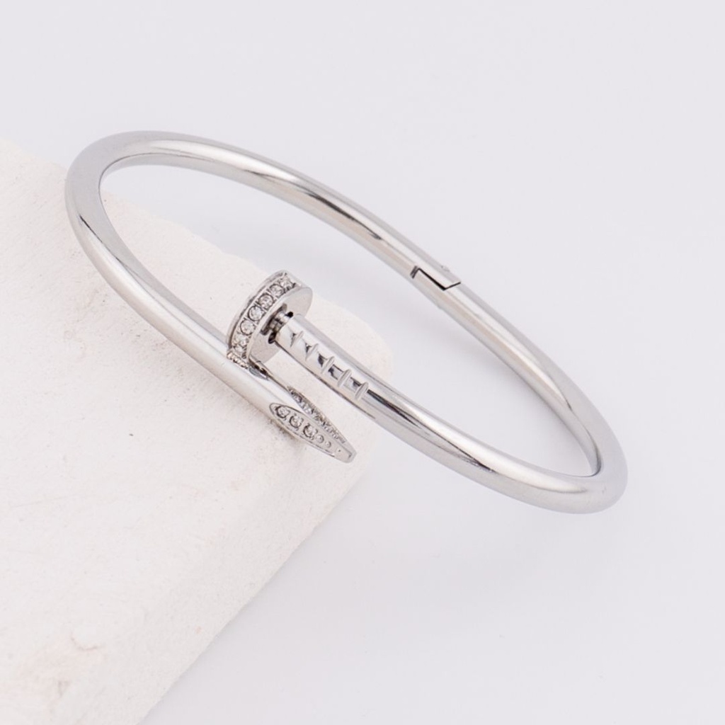 Pulsera estilo brazalete en forma de clavo con zirconias baño 18k