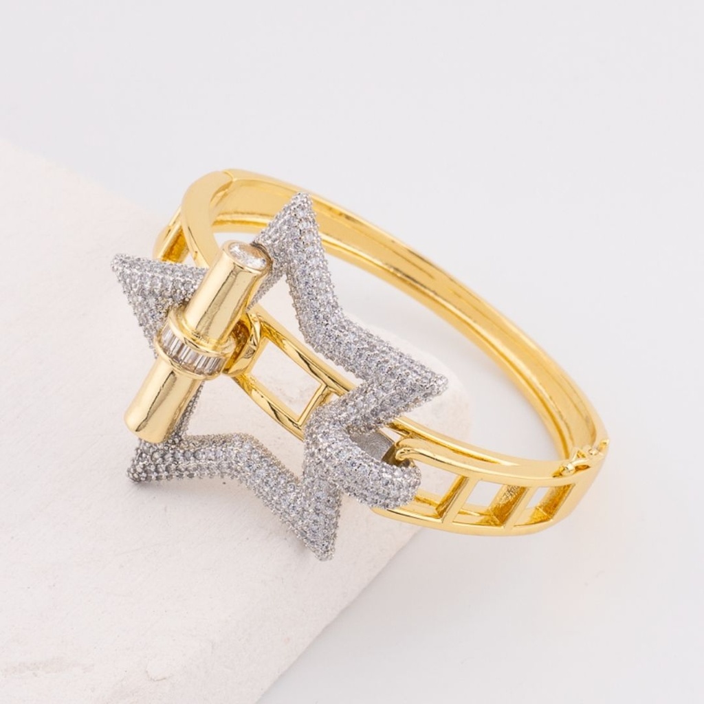 Pulsera estilo brazalete chunky doble tono en forma de estrella con zirconias baño 18k