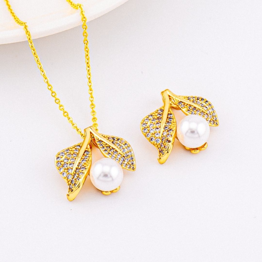 Dije de hojas con perlas micropave y baño 18k