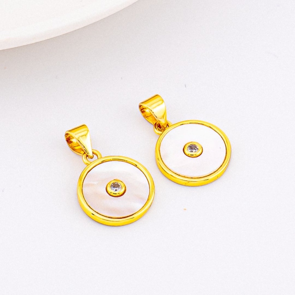 Dije en forma de moneda, madre perla y zirconia baño 18k