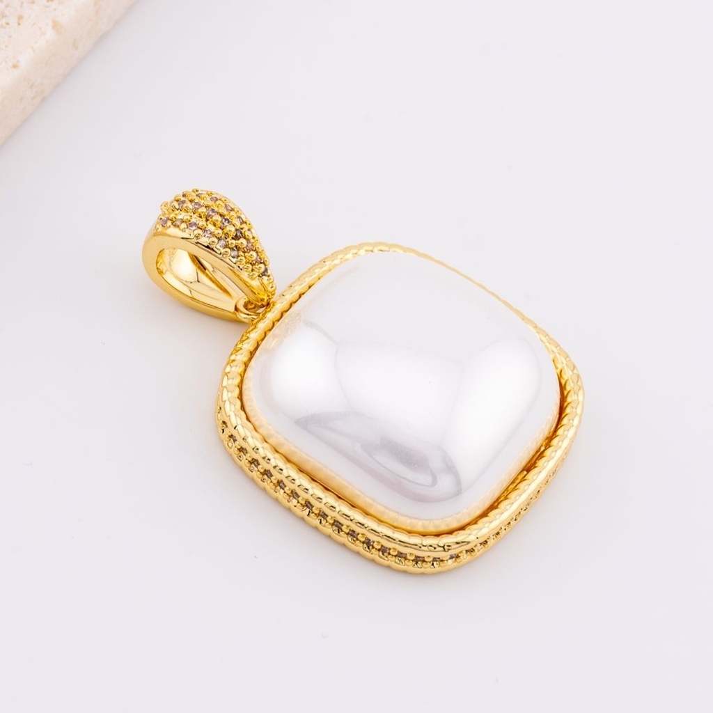 DIje grande cuadrado con perla baño de 18k