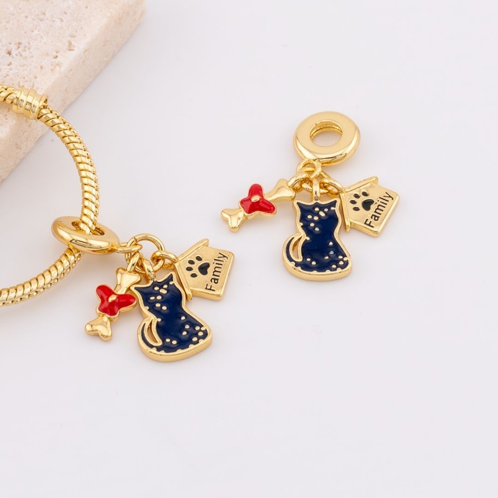 Dije charm gato familia hueso estilo pandora  baño de 18k