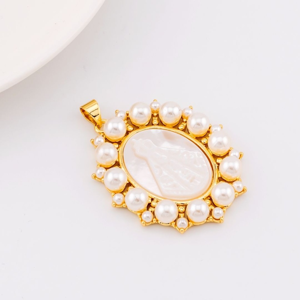 DIje religioso madre perla  con perlas baño de 18k