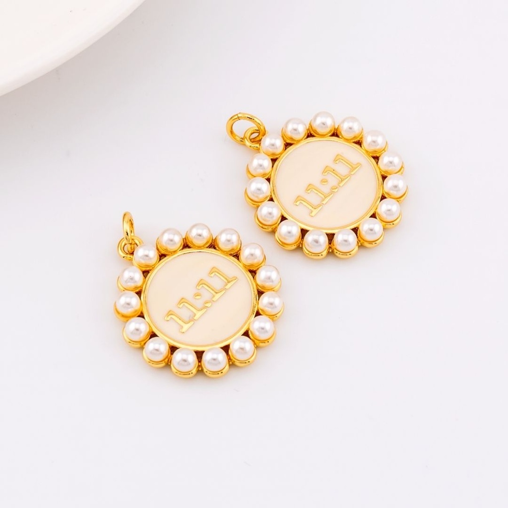 DIje 11:11 esmaltado  con perlas   baño de 18k