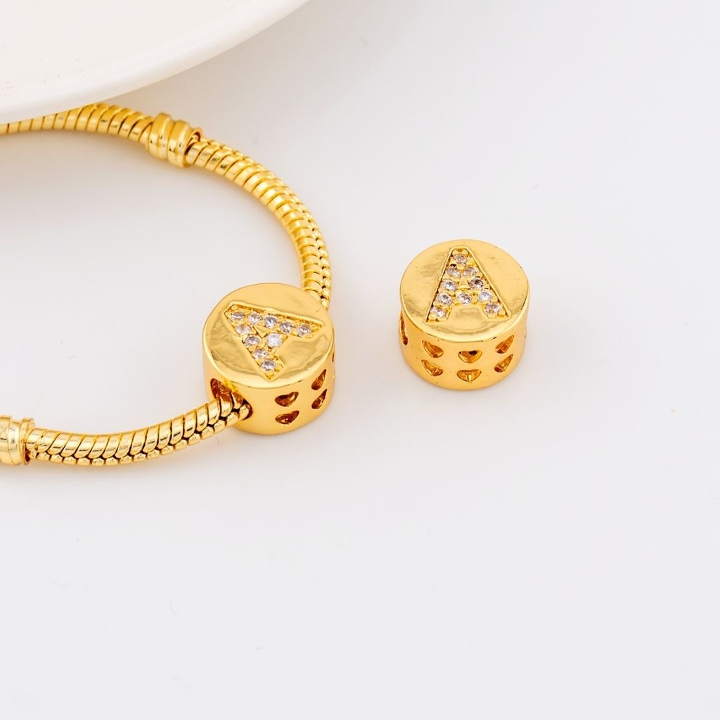 Dije charm estilo pandora con letras en micropave baño de 18k letra A