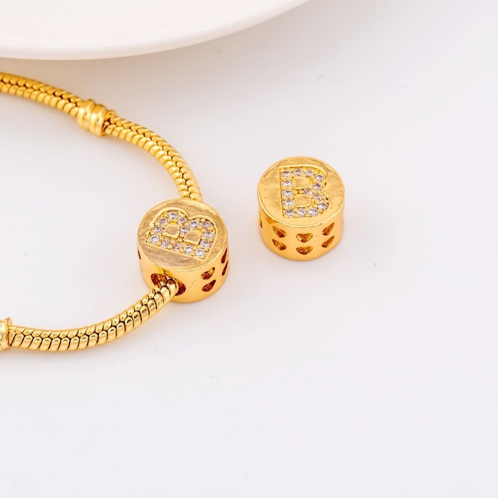 Dije charm estilo pandora con letras en micropave baño de 18k letra B