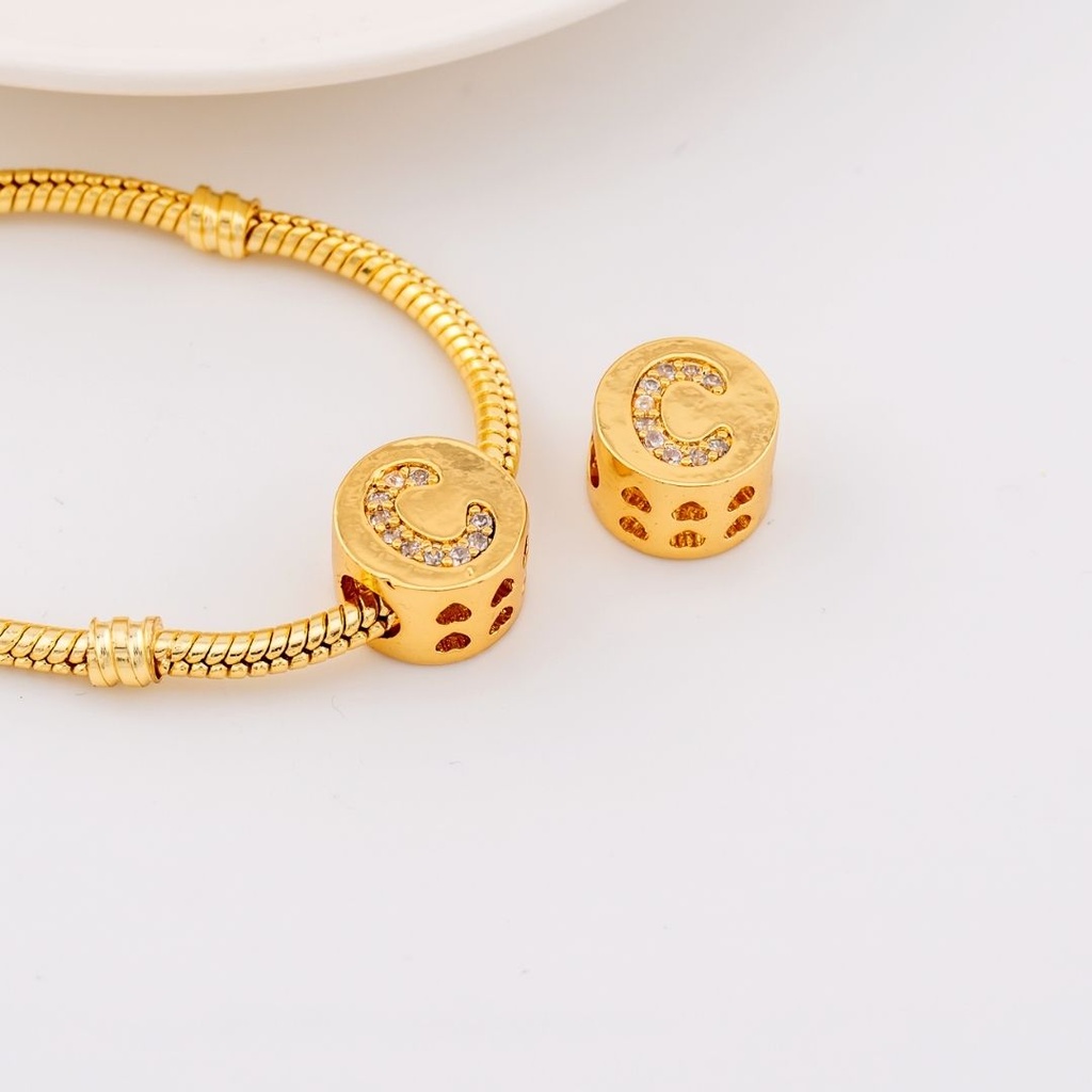 Dije charm estilo pandora con letras en micropave baño de 18k letra C