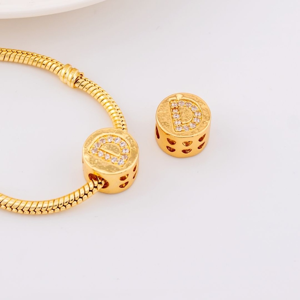 Dije charm estilo pandora con letras en micropave baño de 18k letra D