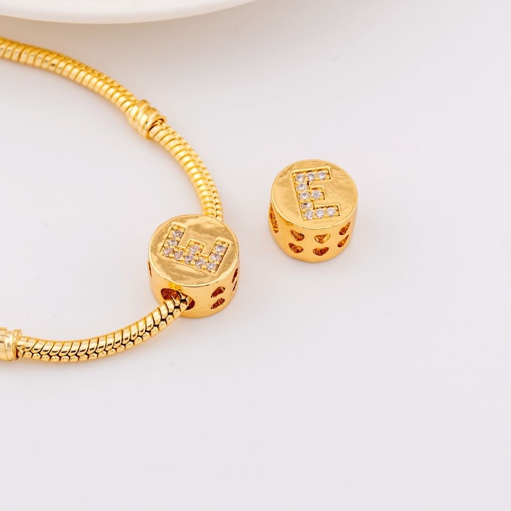 Dije charm estilo pandora con letras en micropave baño de 18k letra E