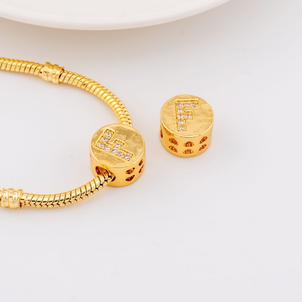 Dije charm estilo pandora con letras en micropave baño de 18k letra F