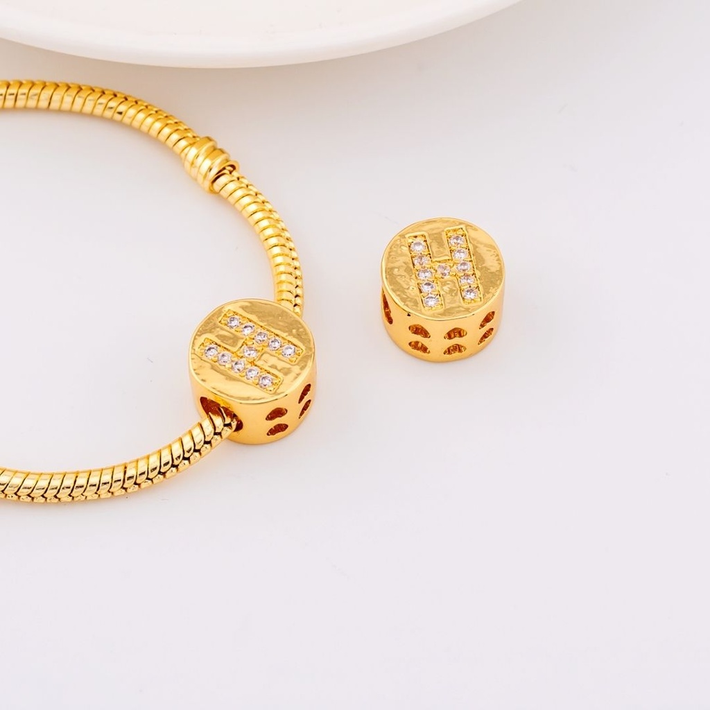 Dije charm estilo pandora con letras en micropave baño de 18k letra H