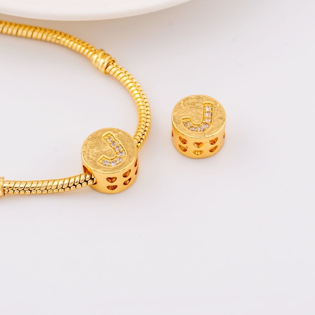 Dije charm estilo pandora con letras en micropave baño de 18k letra J