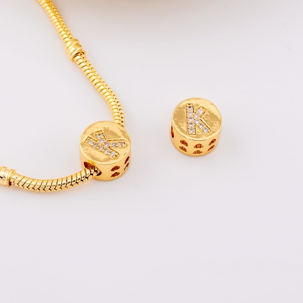 Dije charm estilo pandora con letras en micropave baño de 18k letra K