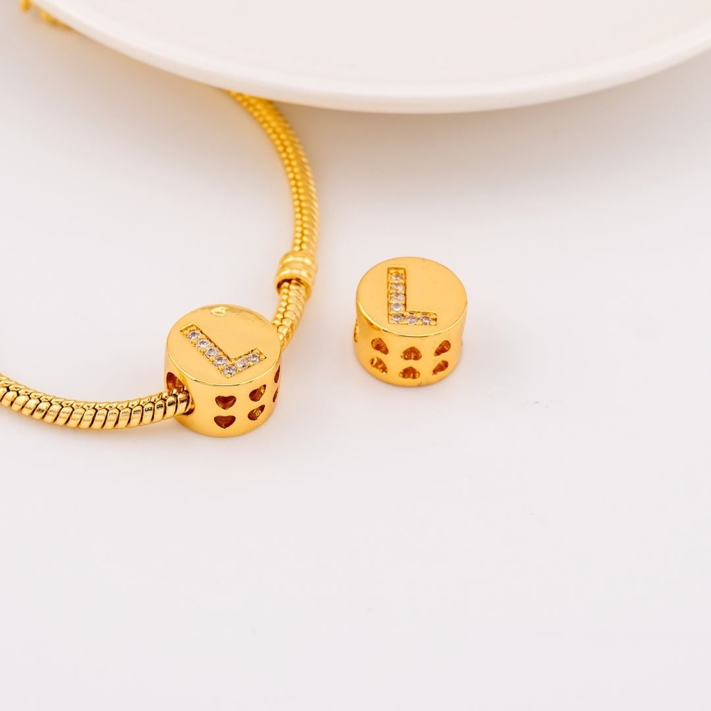 Dije charm estilo pandora con letras en micropave baño de 18k letra L