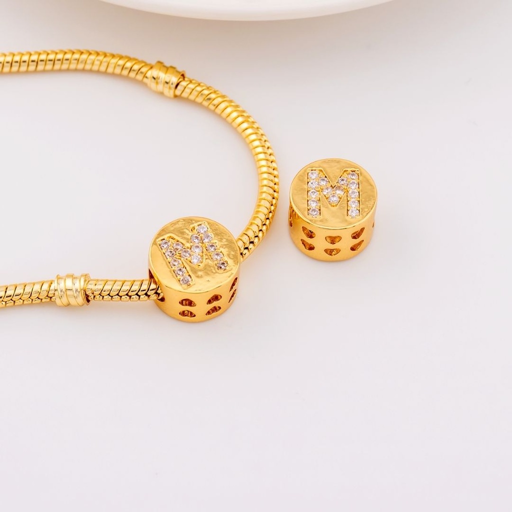Dije charm estilo pandora con letras en micropave baño de 18k letra M