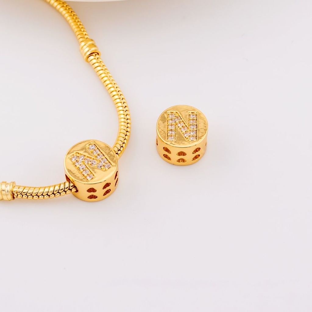Dije charm estilo pandora con letras en micropave baño de 18k letra N