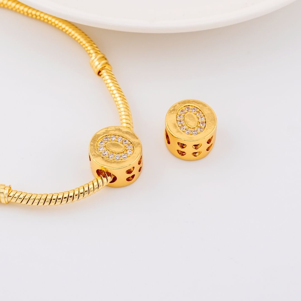 Dije charm estilo pandora con letras en micropave baño de 18k letra O
