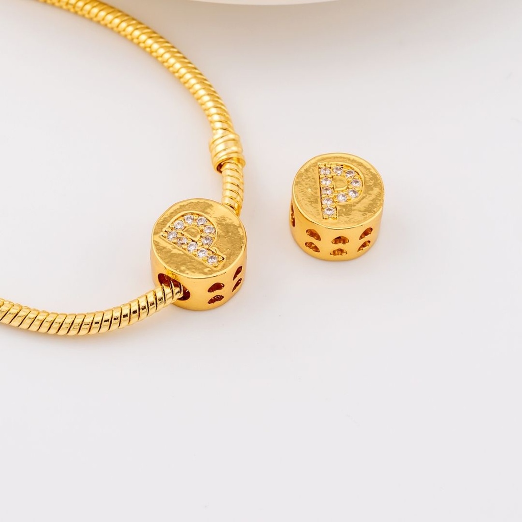 Dije charm estilo pandora con letras en micropave baño de 18k letra P