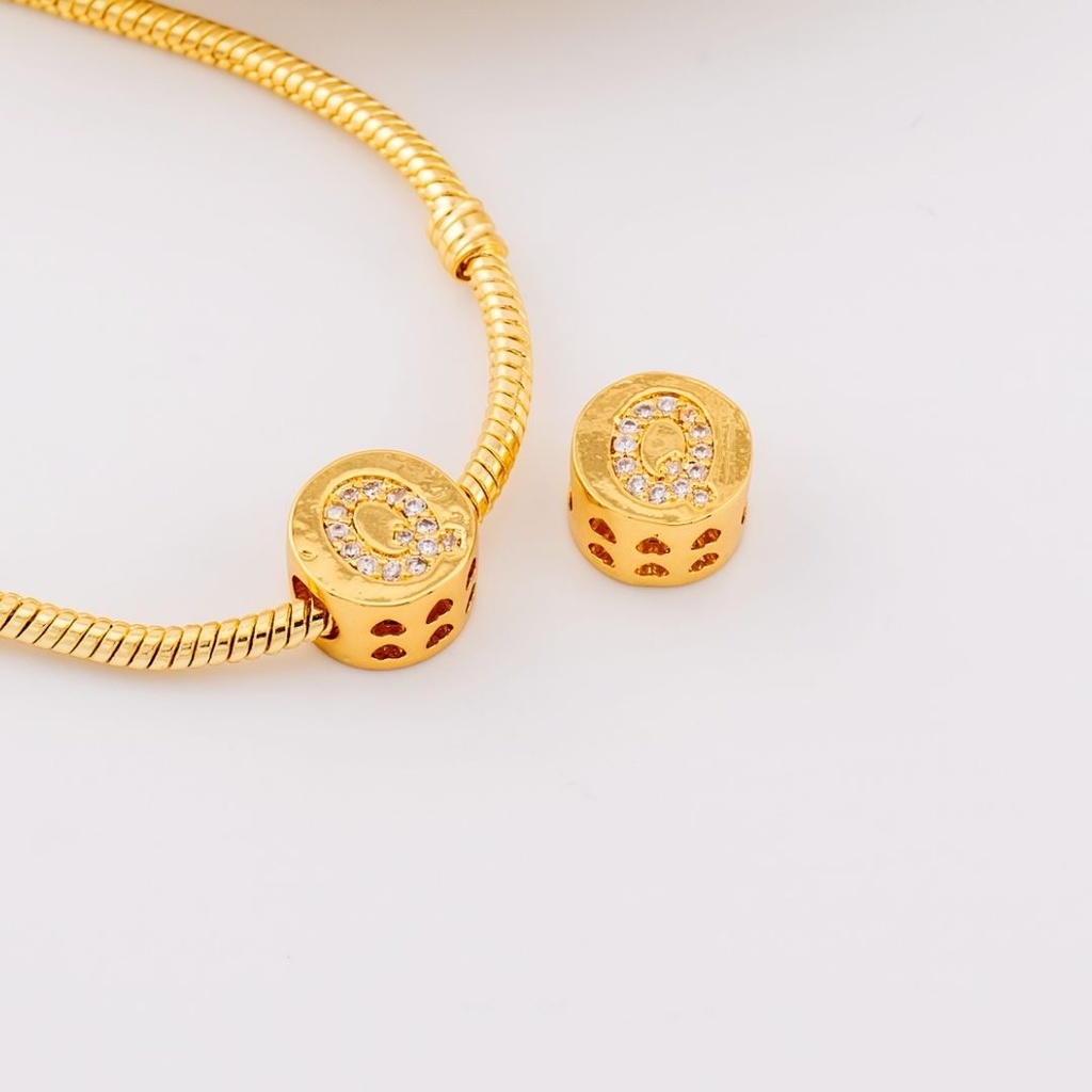 Dije charm estilo pandora con letras en micropave baño de 18k letra Q