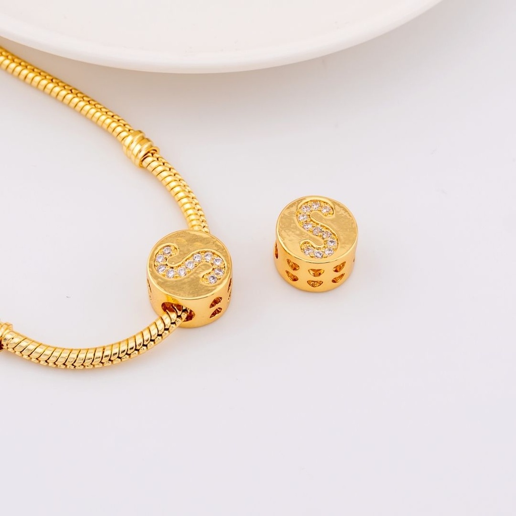 Dije charm estilo pandora con letras en micropave baño de 18k letra S