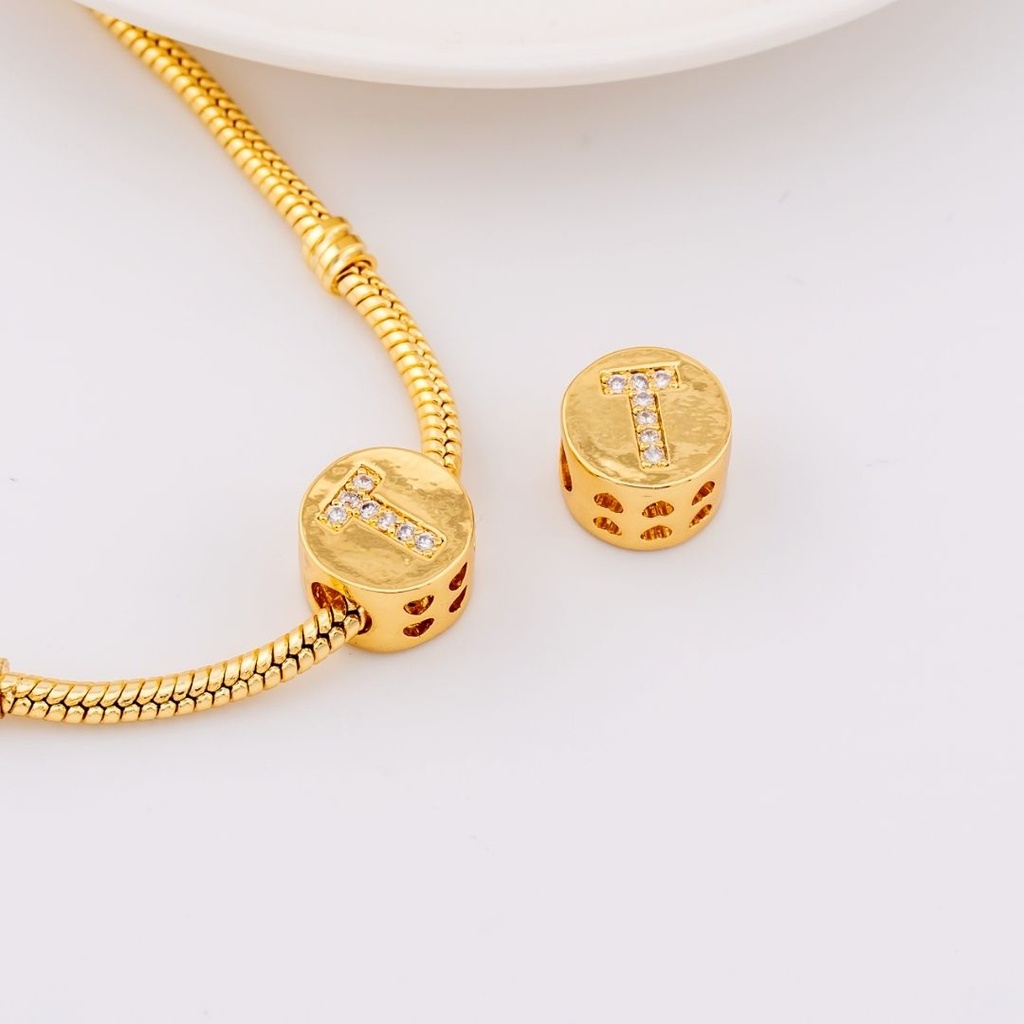 Dije charm estilo pandora con letras en micropave baño de 18k letra T