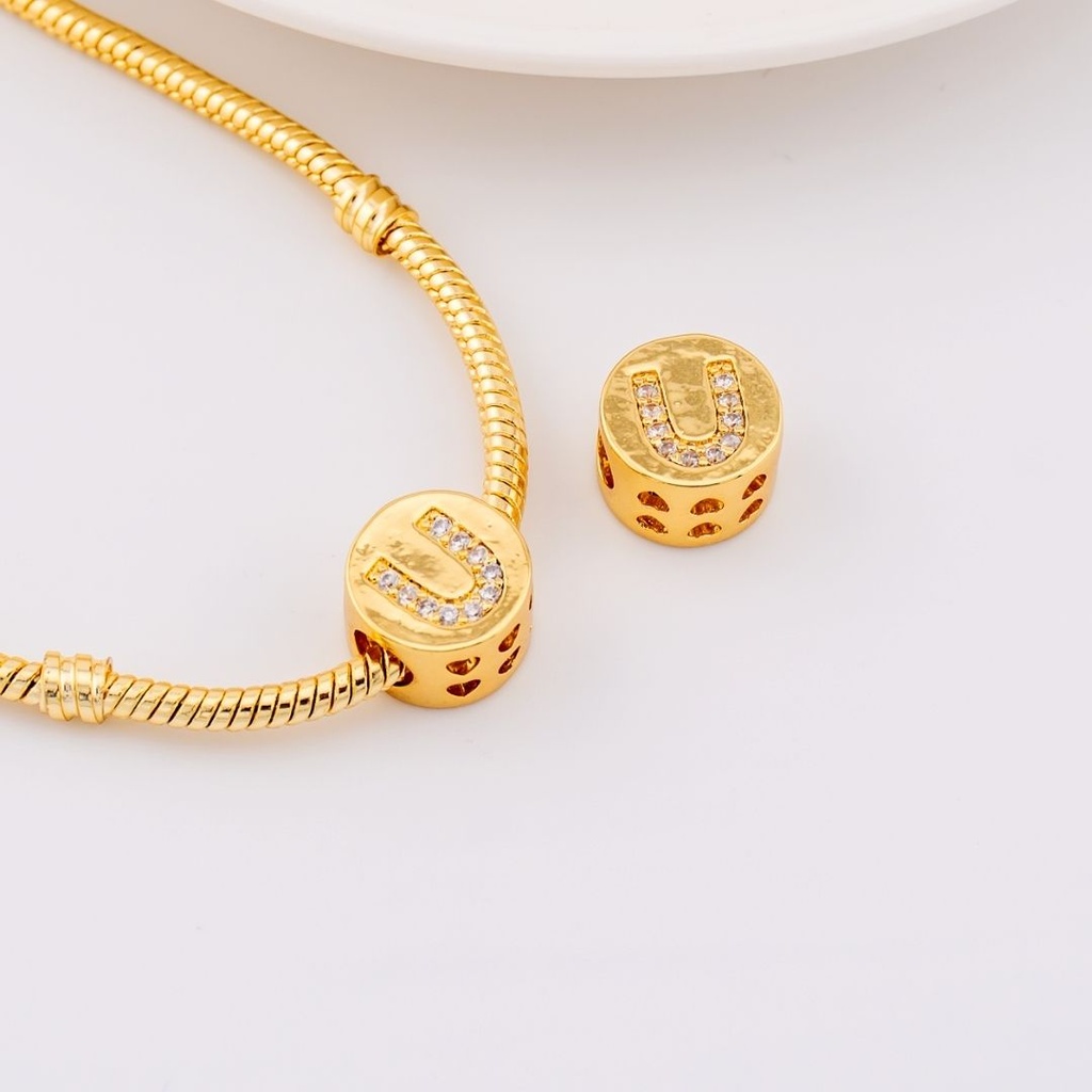Dije charm estilo pandora con letras en micropave baño de 18k letra U