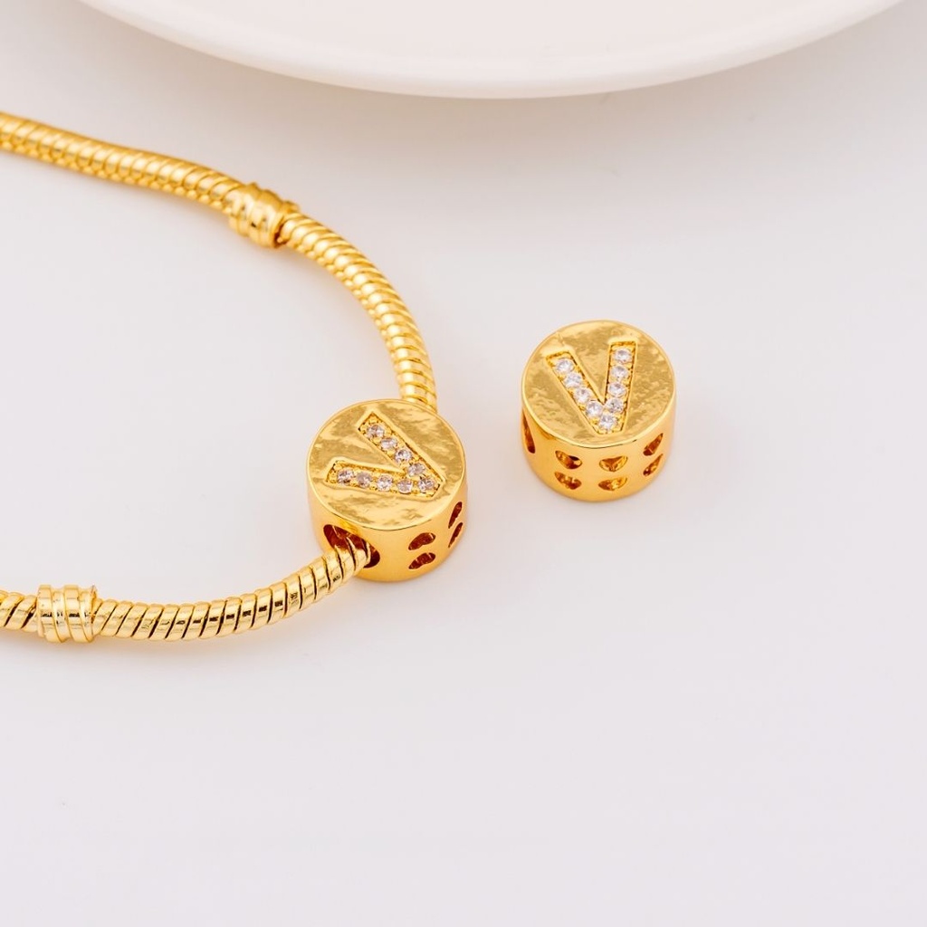 Dije charm estilo pandora con letras en micropave baño de 18k letra V