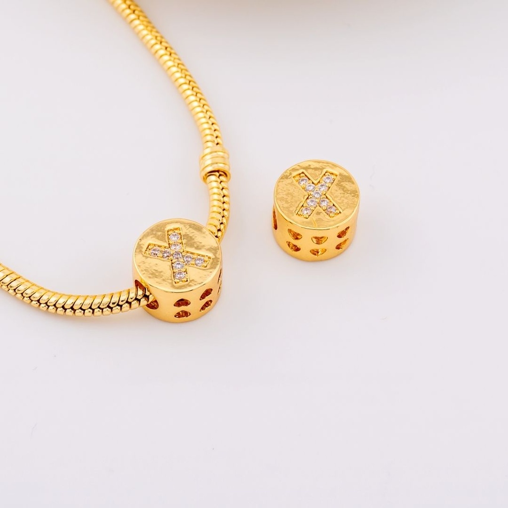 Dije charm estilo pandora con letras en micropave baño de 18k letra X